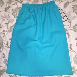 A Bend Over Midi pencil skirt in a ladies 6P. NWT with no flaws. Teal blue